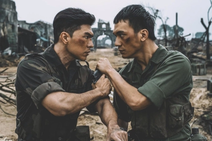 Nhân vật Cường (phải, Đỗ Nhật Hoàng đóng) - chiến sĩ cách mạng trong "Mưa đỏ" - và Quang (Steven Nguyễn). Ảnh: Đoàn phim cung cấp